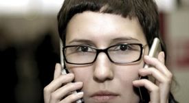 33% от хората са готови да се откажат от секс, но не и от GSM-а си