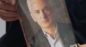 Волен Сидеров пусна бонбони с лика си и герба на партията