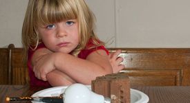 3-годишно момиченце похапва тухли като шоколад 