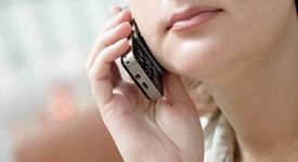 Жените не могат да живеят без мобилен телефон 