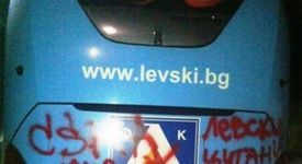 Привърженици на ЦСКА изпотрошиха автобуса на Левски