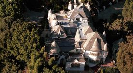 Армия от охранители обгради дома на Джони Деп