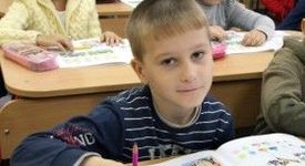 7-годишно хлапе без крака тренира езда и плуване
