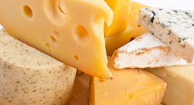 Произвеждат коледно сирене с инжектирано злато в него