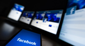 Facebook със собствен смартфон