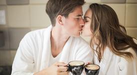 Целувки и секс по време на коронавирус - опасни ли са?