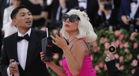 Лейди Гага отпразнува ЧРД с гаджето и малка компания