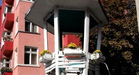 Превърнаха полицейска будка в романтична къщичка за срещи