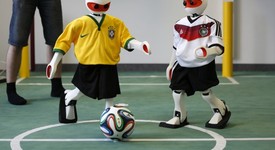 Роботи замениха футболните звезди в Бразилия
