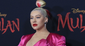 Кристина Агилера подпали Instagram по бежово боди