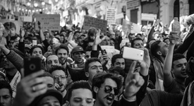 Какво правят зодиите по протести?