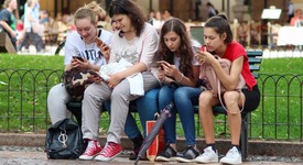 Във Франция: Забраниха мобилните телефони в училище