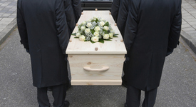 Нова погребална услуга - танцуващи гробари, носещи ковчега