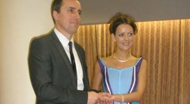 Футболна фенка се омъжи в рокля от тениски на „Манчестър сити” (+снимка)