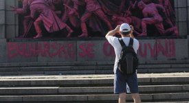 Паметникът на Съветската армия осъмна в розово (+ снимки)