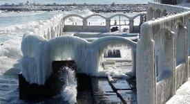 Уникален български пейзаж - дворец от лед в морето