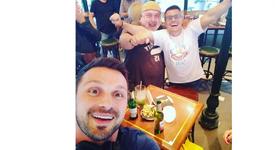 Андрей почерпи приятели за раждането на сина си