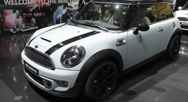 Световен рекорд - 28 жени в един Mini Cooper