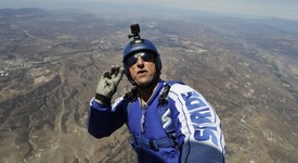 Скайдайвър скочи от близо 8 км. височина без парашут (+ видео)