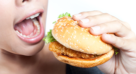 Хората, които редовно ядат fast food, подценяват калориите, които приемат