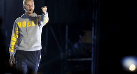 Джъстин Бийбър следи състоянието на жена си