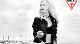 Клаудия Шифър празнува юбилей на Guess след дълга пауза