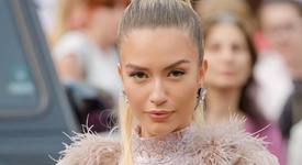 Тита като принцеса на абитуриентския си бал