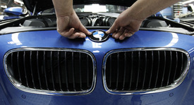 Мъж спечели BMW, като залепи ръката си за него за 87 часа
