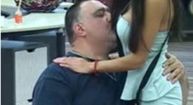 Павел Чернев навря устни в гърдите на Лияна