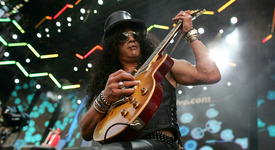 Слаш е най-добрият китарист за 2012 г.