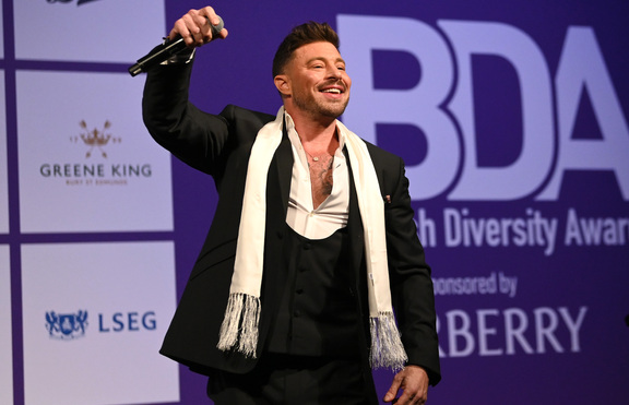 Новото гадже на Дънкан Джеймс - стриптийзьор