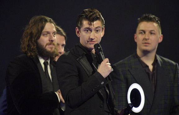 Кой триумфира на NME Awards ?