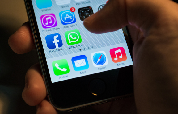 Задават ли се нови главоболия за Facebook заради WhatsApp?