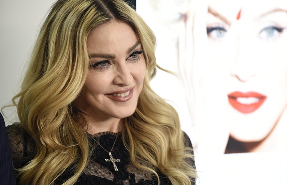 Мадона показа снимки с дъщерите си близначки