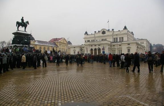 Бой пред парламента, извеждат гости на Радисън през служебен вход (снимки)