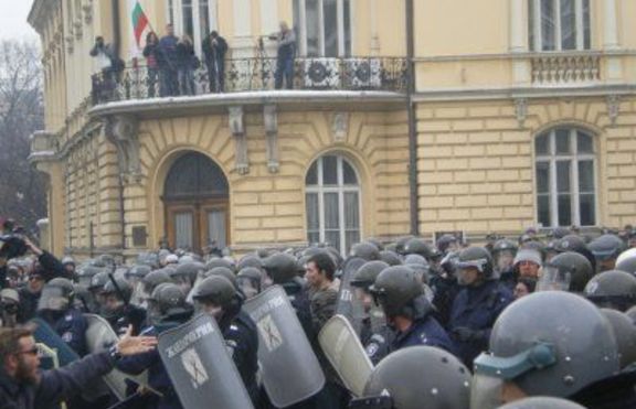 Изтласкват протестиращите - Те тръгнаха към НДК