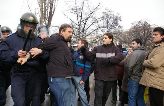 Видео клипове от протеста днес - бой и псувни 