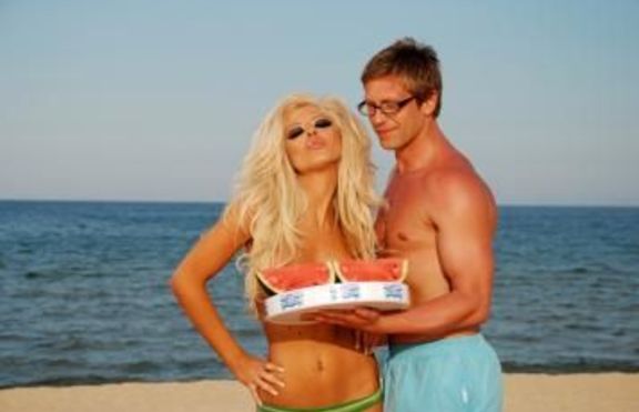 18+ Андреа се разхожда гола по време на снимки! (видео)