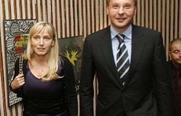 Елена Йончева проси! Униформени искат да я задържат