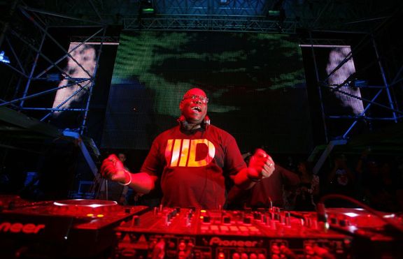 Carl Cox ще взриви Арен Армеец с 4-часов сет между 