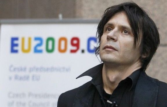 Давид Черни прави скулптора на фонтан от висящи пениси в Прага