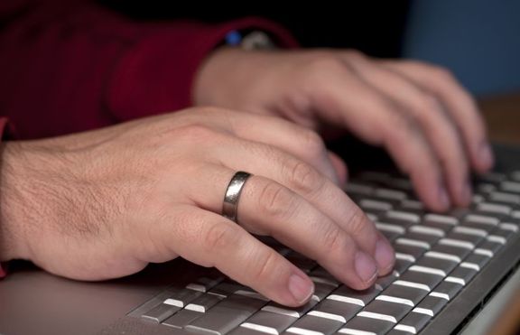 Вреди ли висенето в интернет на социалния ни живот? 
