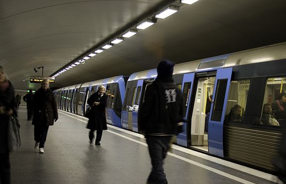 Двойка, правеща секс, озвучи лондонското метро