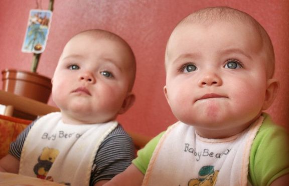 Близнаци се родиха в две различни десетилетия