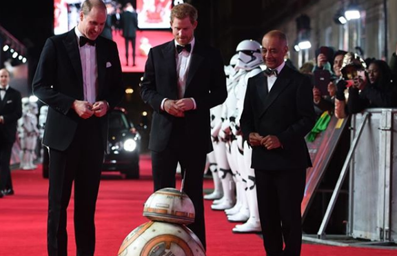 Дори BB-8 от „Междузвездни войни“ коленичи пред принц Хари и принц Уилям