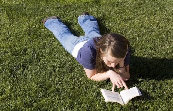 С книга в ръка...
