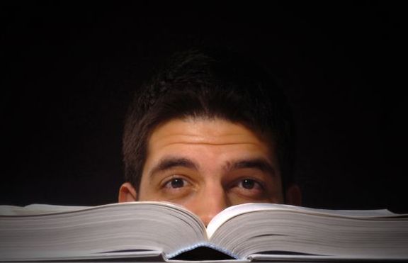 Наказали охранител - четял книги