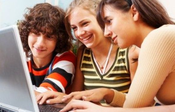 Европейските тийнейджъри – пристрастени към интернет 