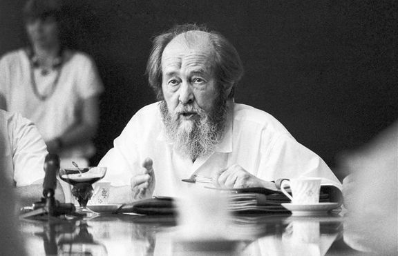 Александър Солженицин с Нобелова награда за литература за 1970 г.
