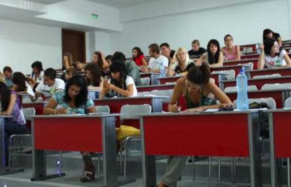 И тази година изпитните работи на матурата по български език са пълни с 